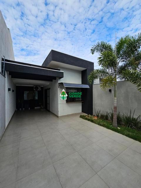 Casa semi mobiliada á venda em Maringá, Parque das Laranjeiras, com 2 quartos, com 80 m²